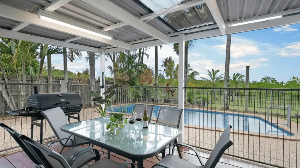 FAMILY HOME WITH SWIMMING POOL