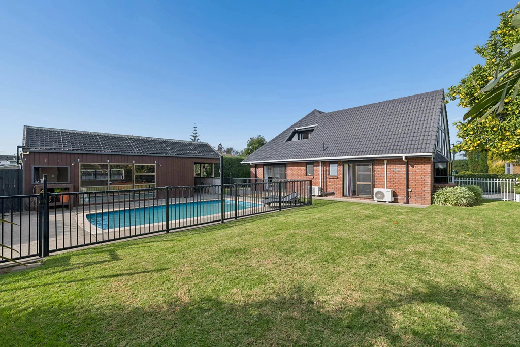 Conifer Grove 4房  Welcome to Your Dream Poolside Oasis!