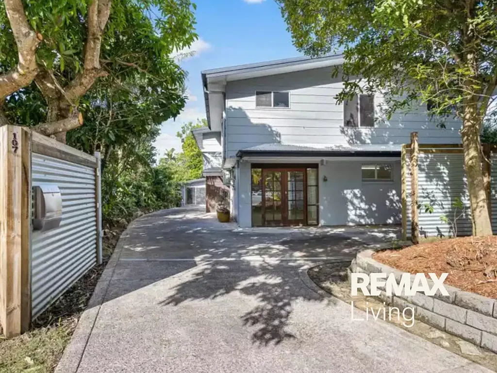 Dual Living Delight: Spacious Home INC Water