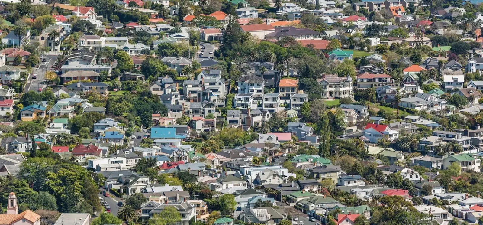 主流银行接连降息，首套房买家开始涌入；疫情扭曲市场，多地房价狂野逆袭，最多涨80%