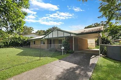 Macleay Island 3房 宁静角落砖房 698m²宽土地 三卧带柜 浴室待焕新 开放式生活区 小学daycare近邻 Low-set Brick with Plenty of Scope to Add Value