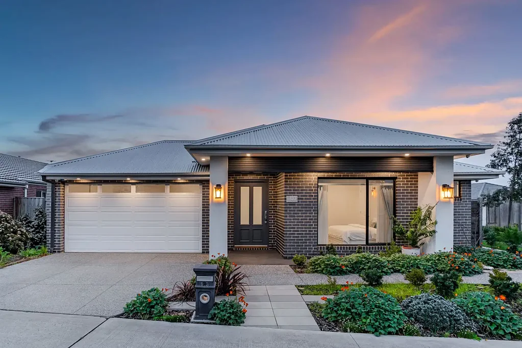 Mickleham 4Kwarto Elegant Hampton-Inspired Family Living in Prestigious "Merrifield Estate"