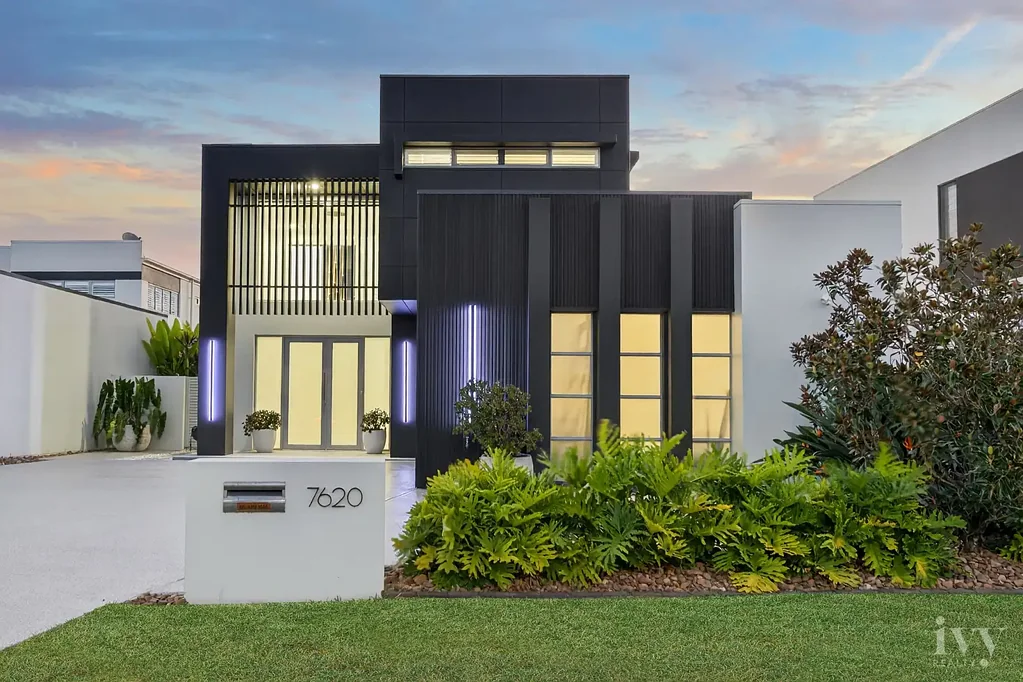Hope Island 5房  Architectural Waterfront Luxury on Prestigious Fairway Island