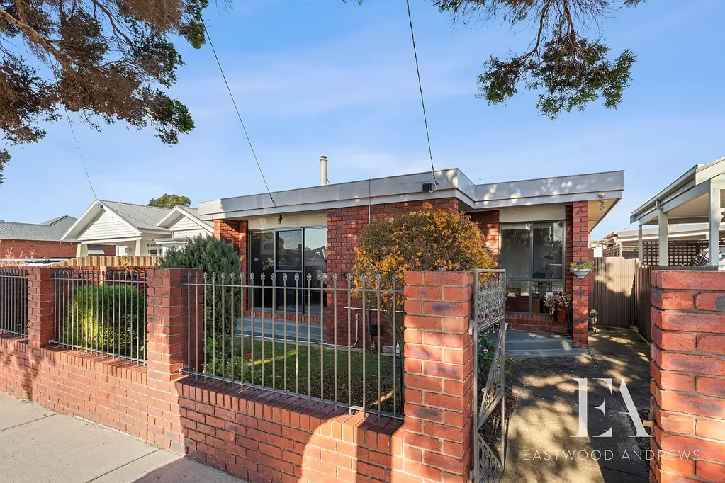 Geelong 4Habitaciones Solid Double Brick Home with Self-Contained Unit & Superb Location
