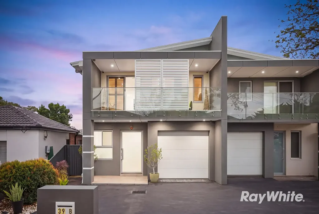 Pendle Hill 5房 近新托伦斯产权双拼别墅 Near New Double Brick Duplex