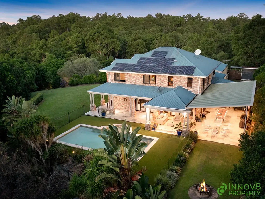 Cashmere 5ਬੈੱਡਰੂਮ Colossal Family Residence With A Sublime Renovation, Set In An Elevated Position With Sweeping Views, Huge Shed & Resort-Style Pool!