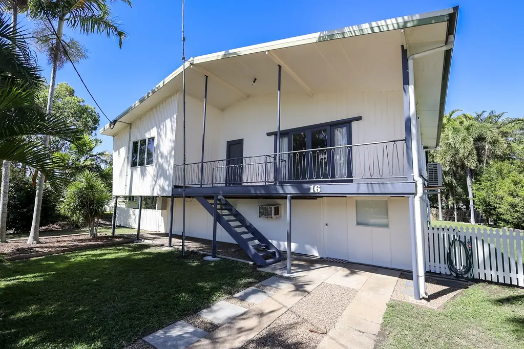 Ayr 4Zimmer Fully Renovated Family Haven with Pool & Shed!
