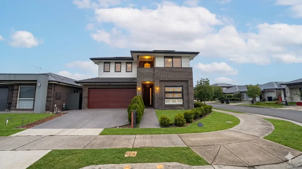 STUNNING EXECUTIVE LIVING!