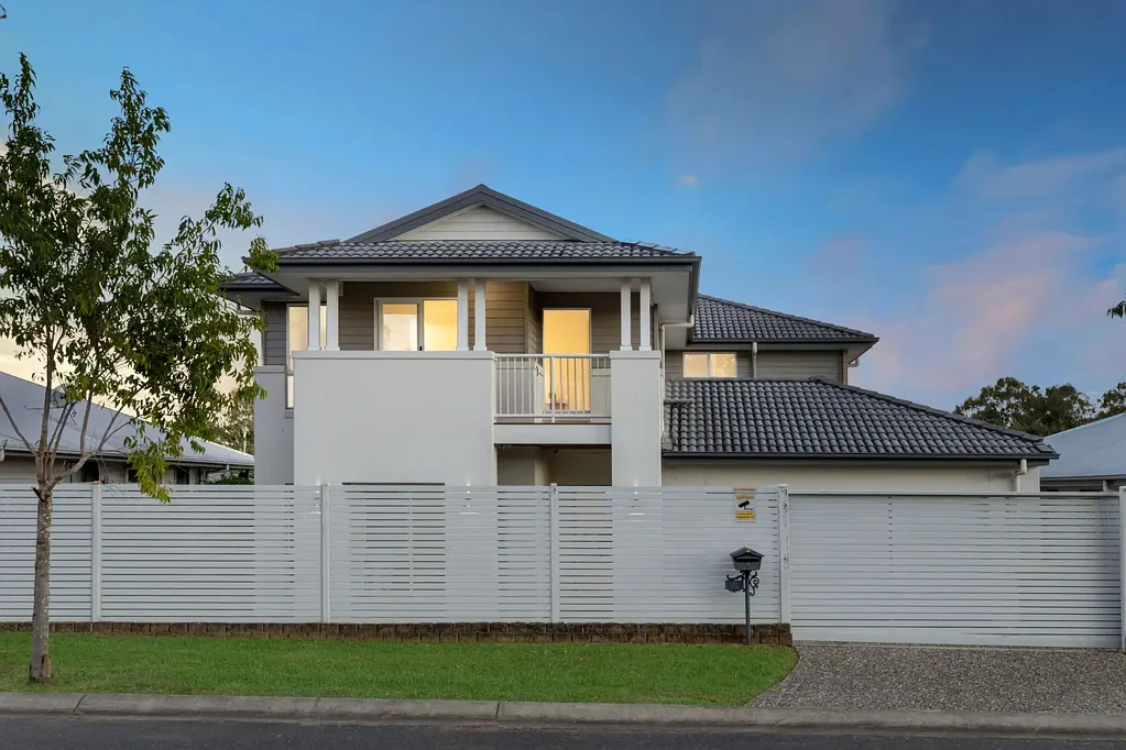 Loganlea 5 Bedroom **AVAILABLE** 5 Bed, 5 Bath, 2 Kitchens! WOWWW!
