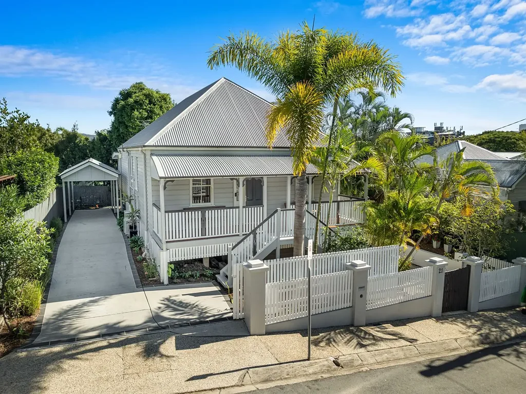 Highgate Hill 4Zimmer Elevated Family Living with Exceptional Quality in Highgate Hill's Premier Pocket