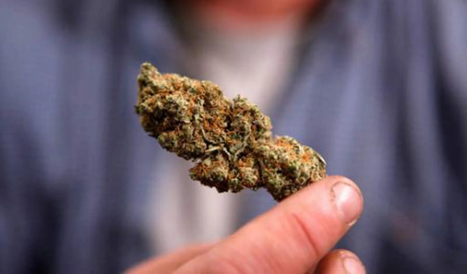 在校门外吸毒当"飞行员”，你们这帮瘾君子真是要嗨翻天的节奏啊！