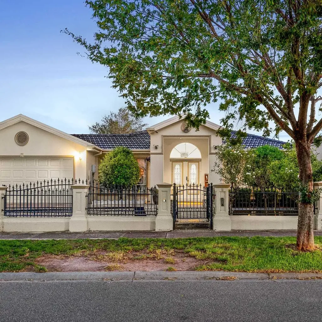 🏡✨ GRAND FAMILY LIVING IN NARRE WARREN SOUTH - 3 LIVING AREAS, FULL STUDY & LUXURY SPA ENSUITE! ✨🏡