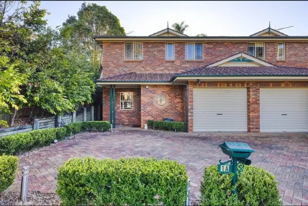 Spacious Family Home with Entertainer's Yard