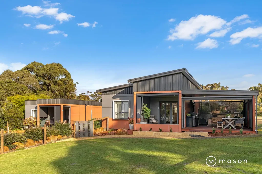 Lower King 4chambre Two Homes, One Exceptional Riverside Location