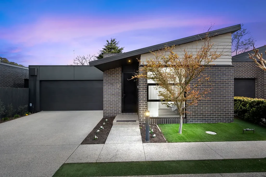 Newtown 3房  Luxury Single Level Townhome In Lifestyle Location