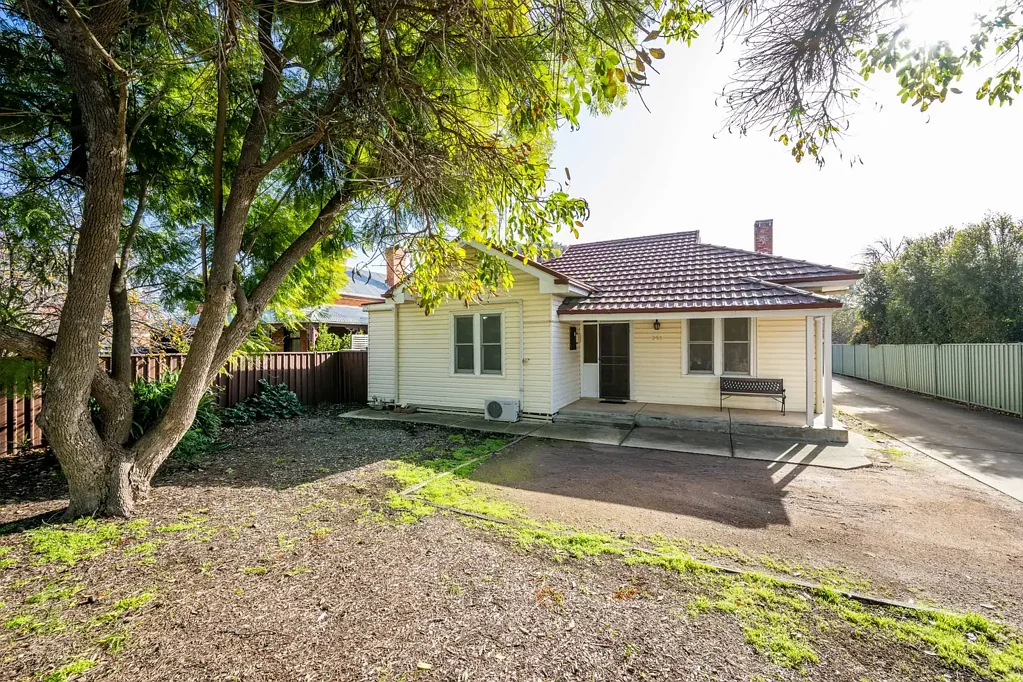 Tatura 4Kwarto Modern Comfort Meets Low Maintenance Living in the Heart of Tatura!