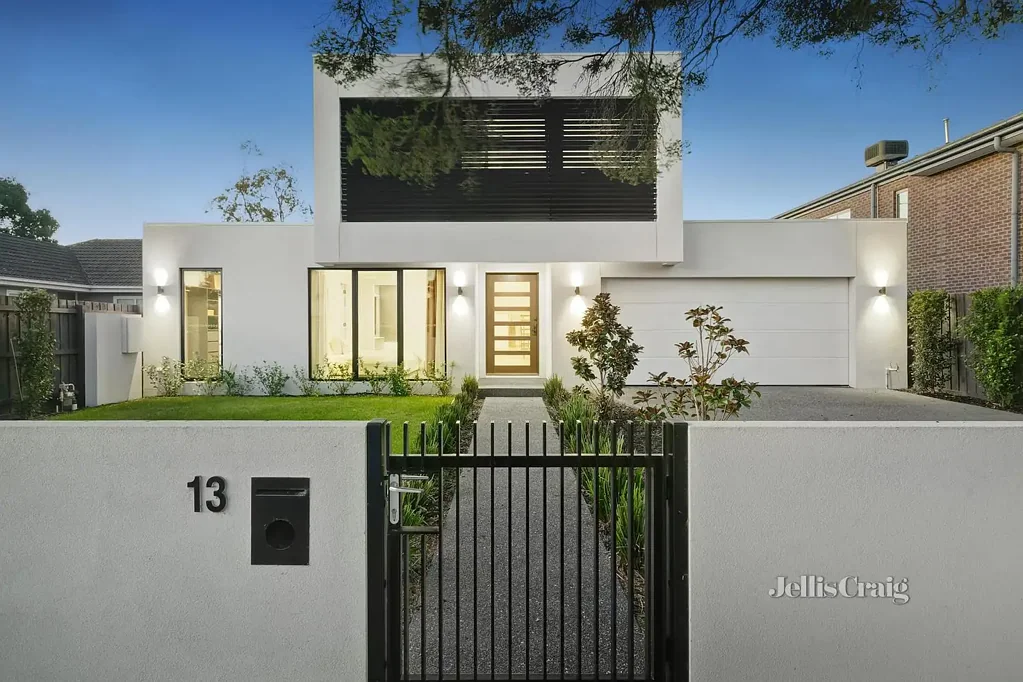 Hampton East 5ห้องนอน A modern marvel in a poolside setting