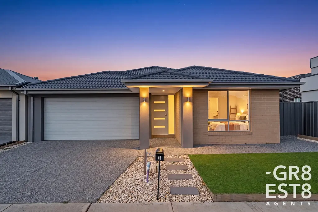 Clyde 4chambre Stylish Family Home in Immaculate Condition Opposite Parkland