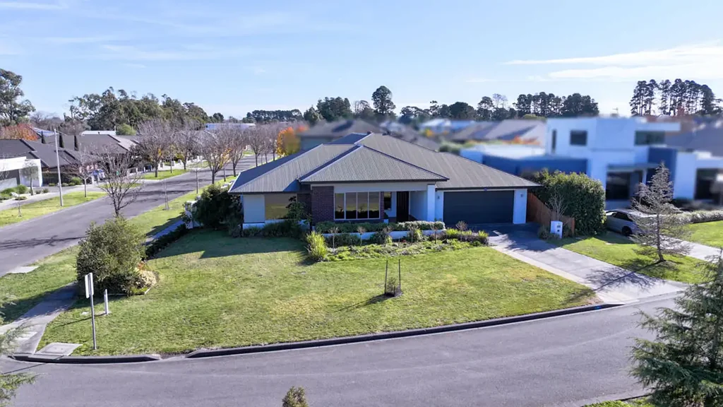 Alfredton 4Zimmer Sophisticated Family Living with Cathedral Ceilings