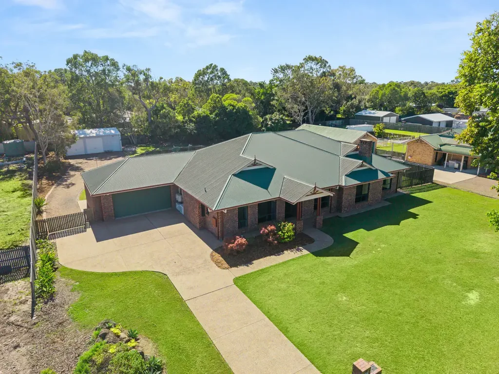 Wondunna 5房  GRAND FAMILY LIVING WITH POOL & SHED IN SOUGHT AFTER WONDUNNA