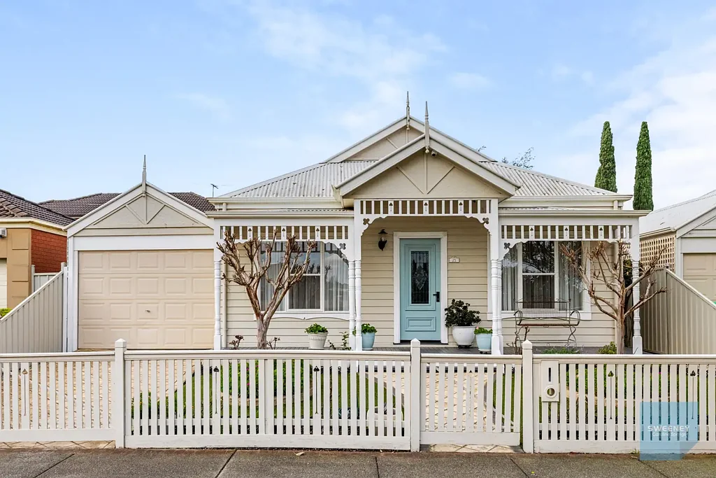 Caroline Springs 2침실 Timeless Federation Charm in the Prestigious Grove Estate
