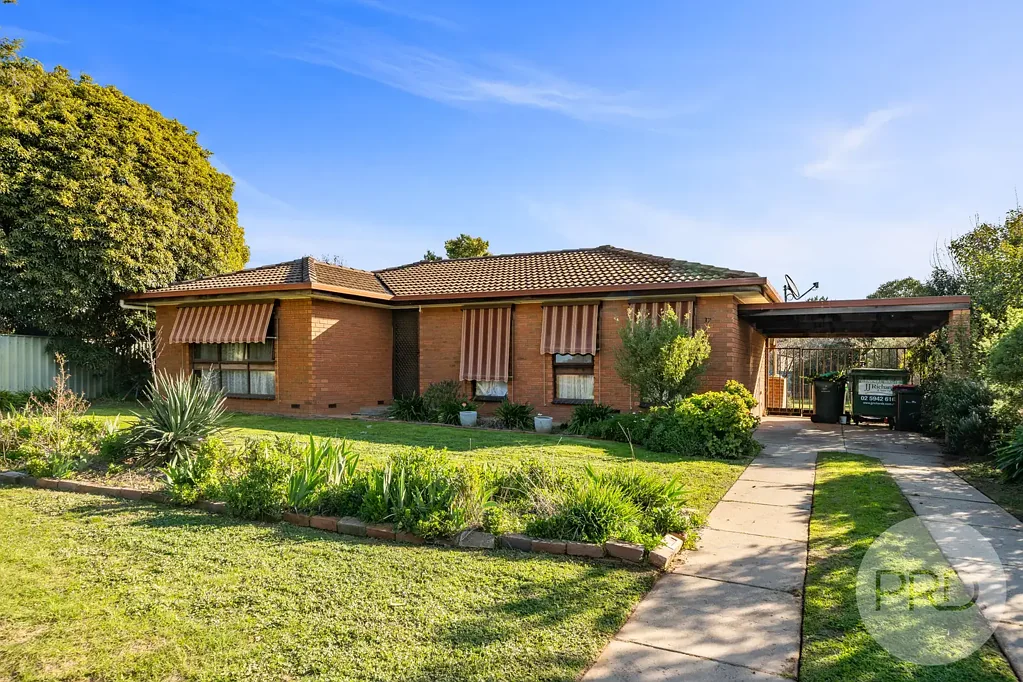 Glenfield Park 3Kwarto Solid Brick Home with Endless Potential in Glenfield Park