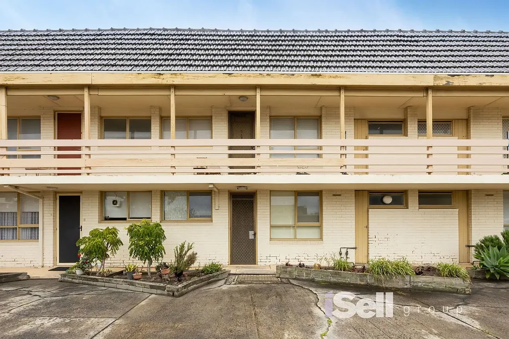 Comfortable Living with a Private Courtyard