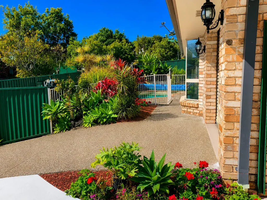 Oxenford 3房  Beautifully Refreshed Family Home with New Carport,Pool,Solar & Fruit Trees
