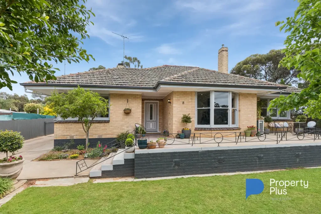 Charlton 3Kwarto Beautifully Renovated 3 BR Home
Double garage. Secure 973m2 block