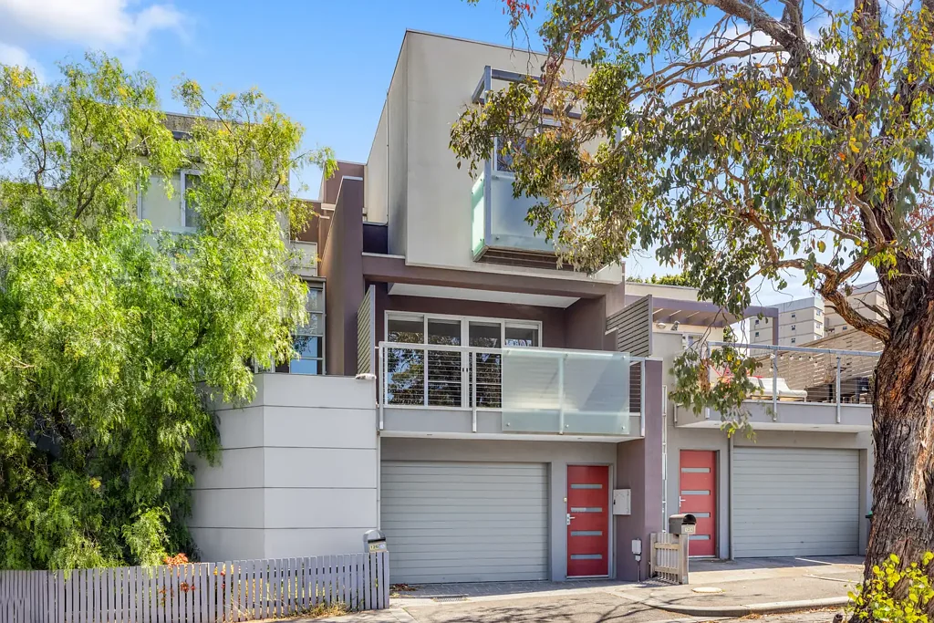 Kensington 4chambre Sophisticated Three-Level Townhouse in a Prime Lifestyle Location