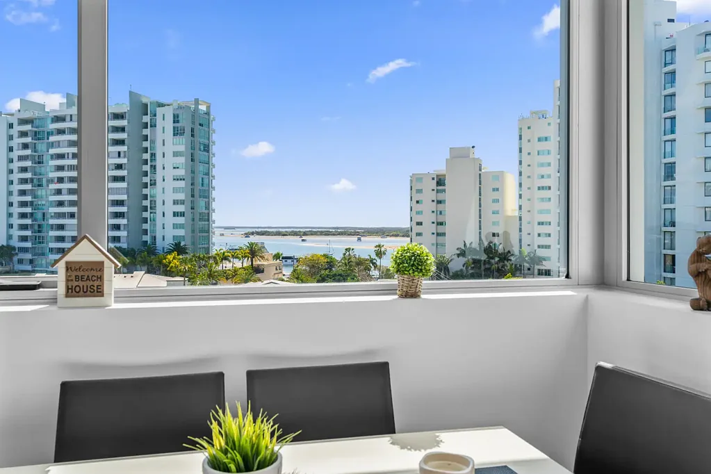 Labrador 2房  Coastal Chic Meets Modern Comfort- Broadwater Lifestyle !