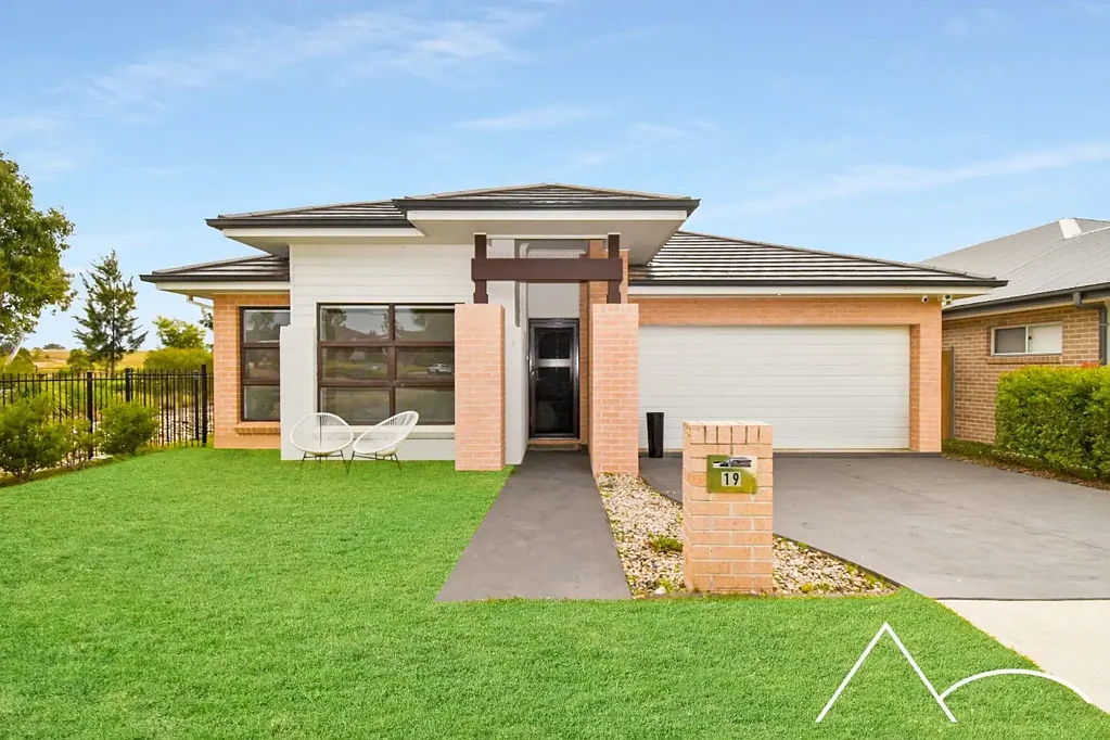 Beautiful Family Home on Bingara Gorge Golf Course!