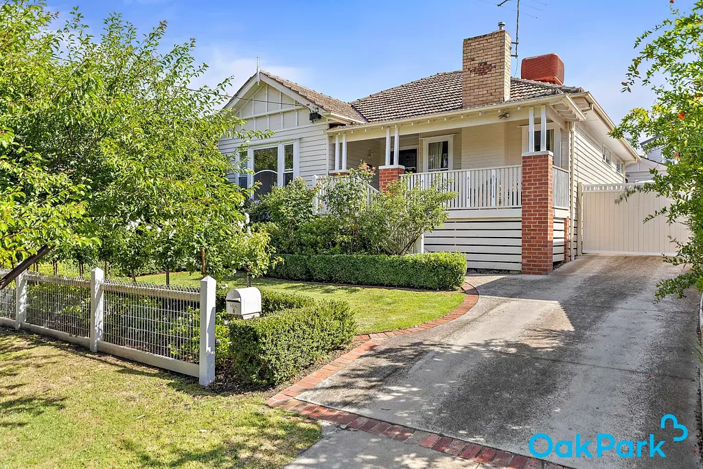 Pascoe Vale 5房 双层Weatherboard住宅 环绕街对面公园 空间宽敞 五间卧室 开放式生活区 独立烤箱 燃气壁炉 宽敞露台 游泳池 自行车车库 灵活办公室 太阳能电池板 'Elegant Family Living with Resort Style Outdoor Entertaining' - Private Sale By Negotiation