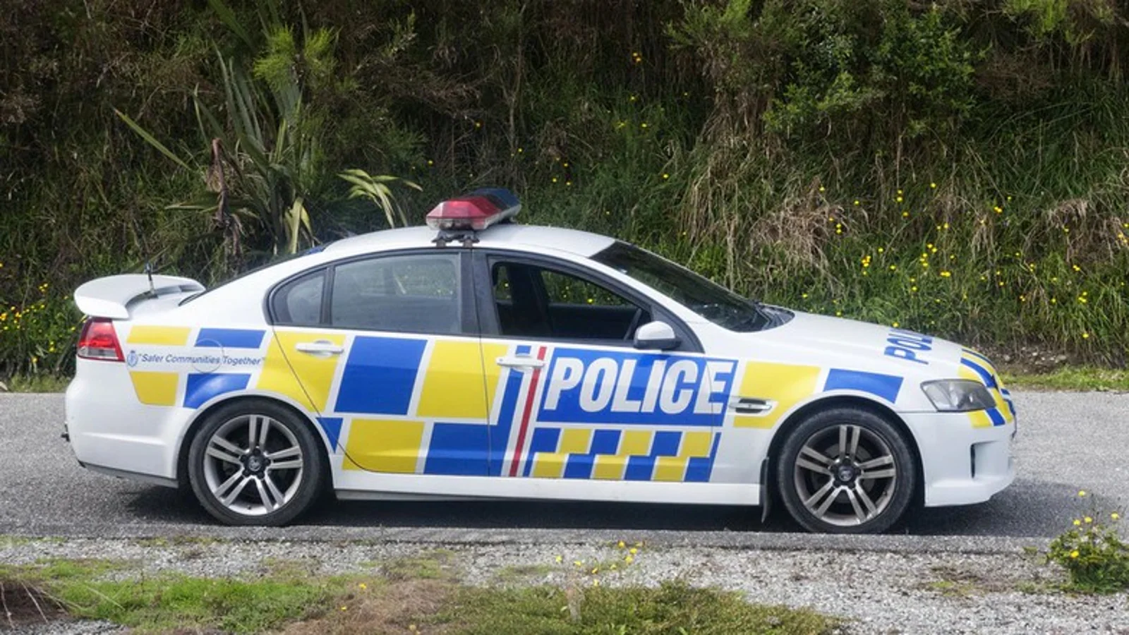 向Northland警察挥舞管道,男子被迎面而来的汽车撞击致死
