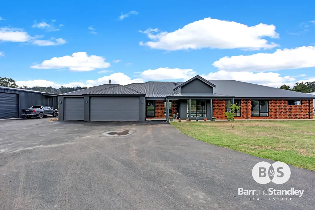 Yabberup 4房  MODERN, RURAL RETREAT WITH VALLEY VIEWS!