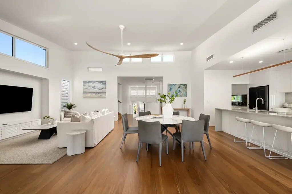 Alexandra Headland 4房  NORTH-FACING COASTAL RETREAT WITH RESORT-STYLE LIVING & PATH TO ALEX BEACH