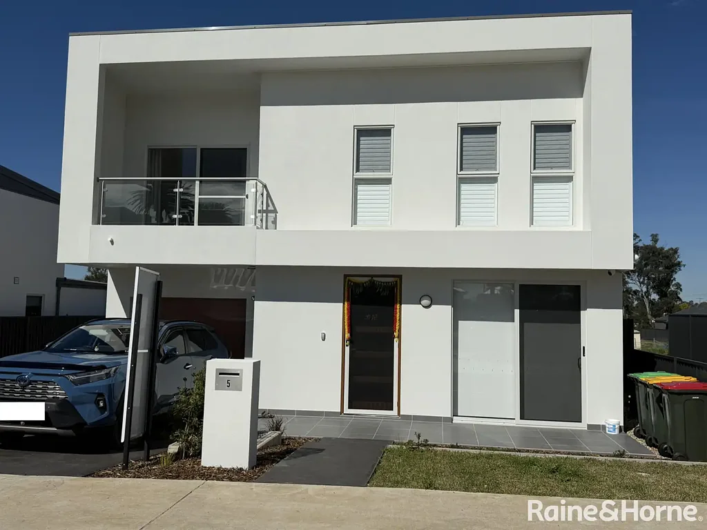 Modern & Spacious Family Home in the Heart of Leppington