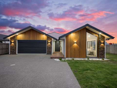 Wigram 4房  Luxury Family Home With The Lot
