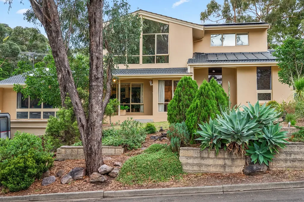 Flagstaff Hill 5Zimmer Escape To The Foothills In A Substantial Five-Bedroom Home Designed For Poolside Entertaining...