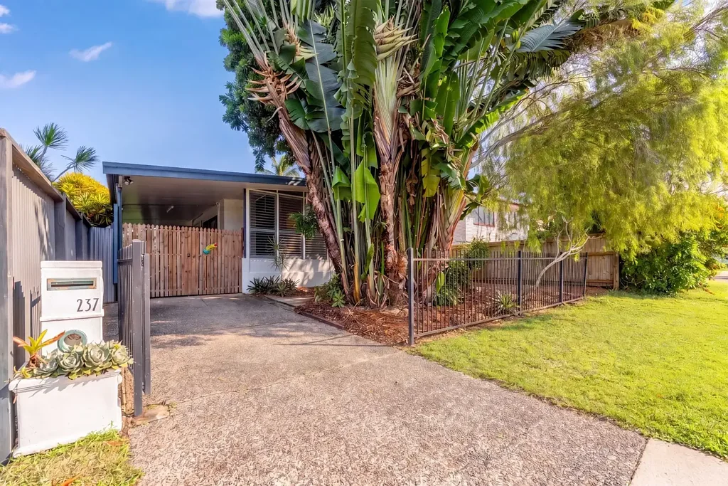 Bungalow 3房  Updated Home in Convenient City-Fringe Location