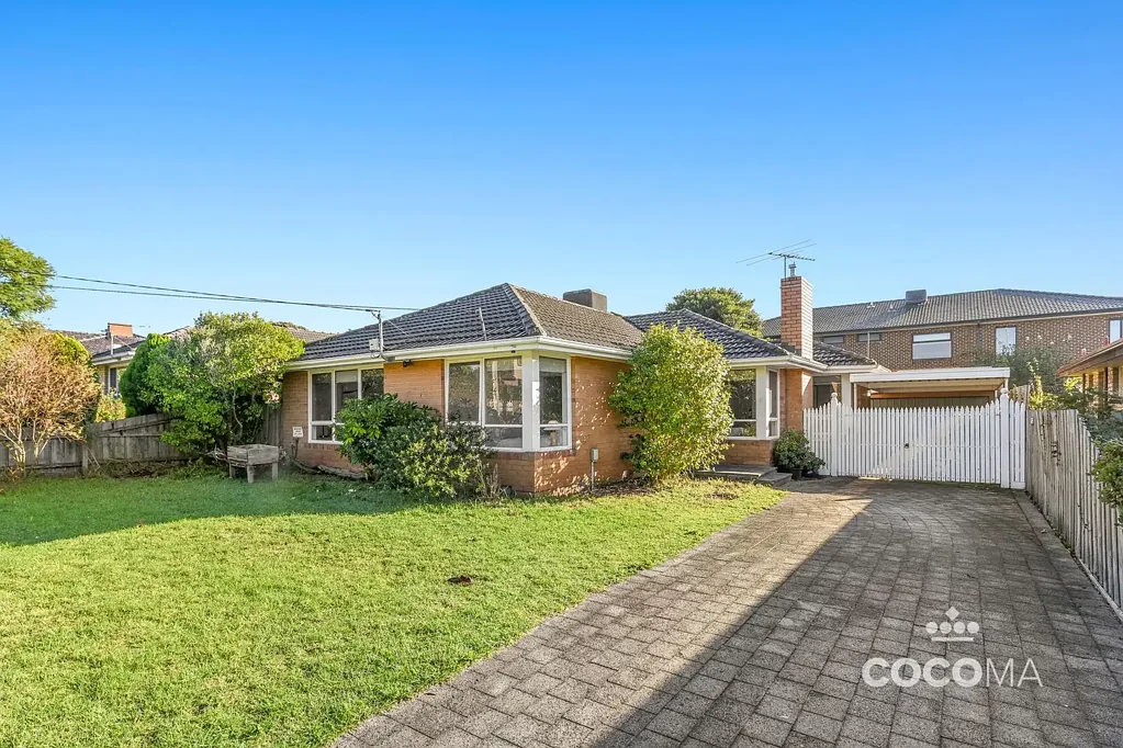 Keysborough 3房 迷人街道立面 宽敞约534平地块 多个生活区域 全封闭阳光房 三宽敞卧室 现代中心浴室 太阳能发电系统 步行至购物&学校 Bigger Than It Looks — A Hidden Family Surprise in Prime Keysborough