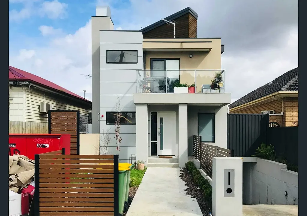 Footscray 2房 四层分区空间 时尚中心卫浴 开放式起居区 现代厨房设备 私人屋顶平台 停车位安防系统 Four-Level Designer Townhouse with Rooftop Entertaining
