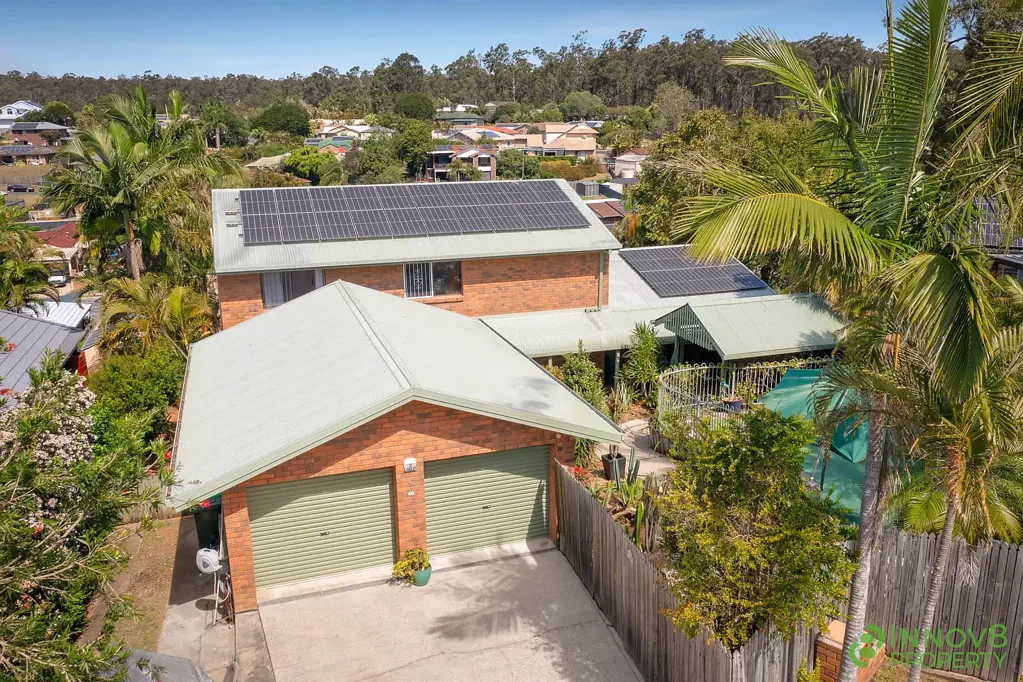 Albany Creek 4Kwarto Spacious Family Home With Huge Entertainer’s Deck, Multiple Living Spaces & Sparkling Pool