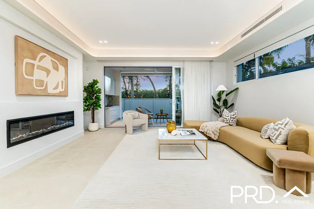 Revesby 5બેડરૂમ BRAND NEW HIGH END HOME WITH YOUR VERY OWN PARKLAND