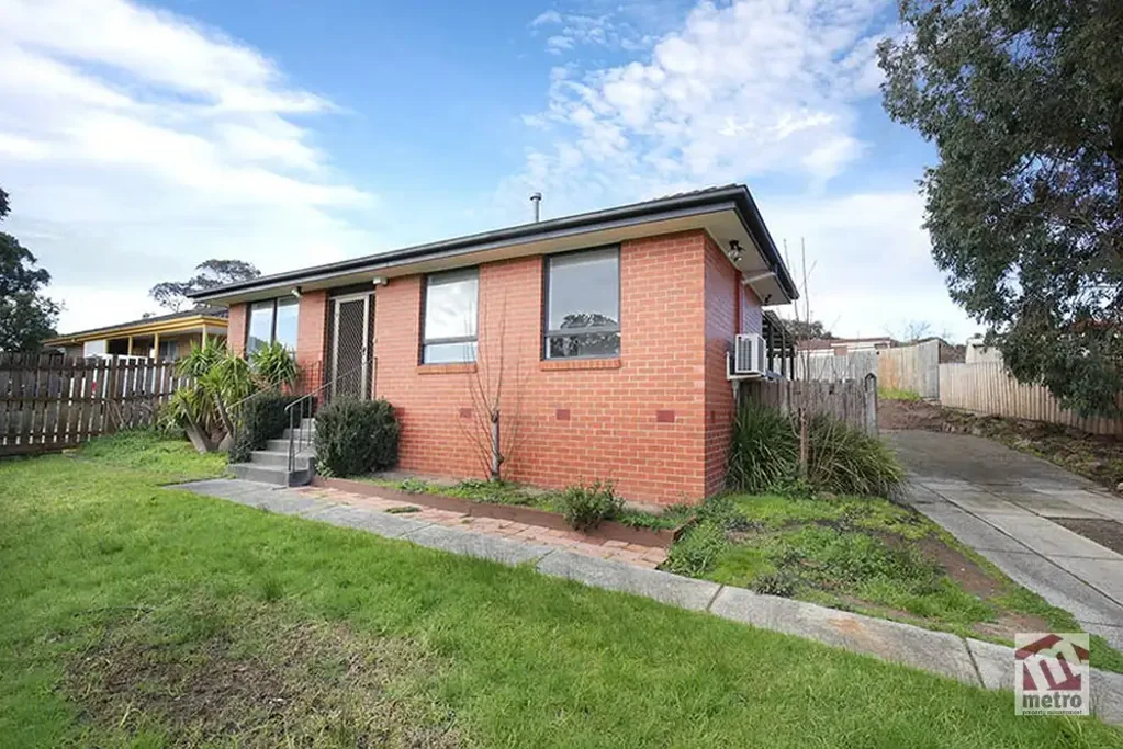 CLOSE TO SHOPS, SCHOOLS & PARKLAND!