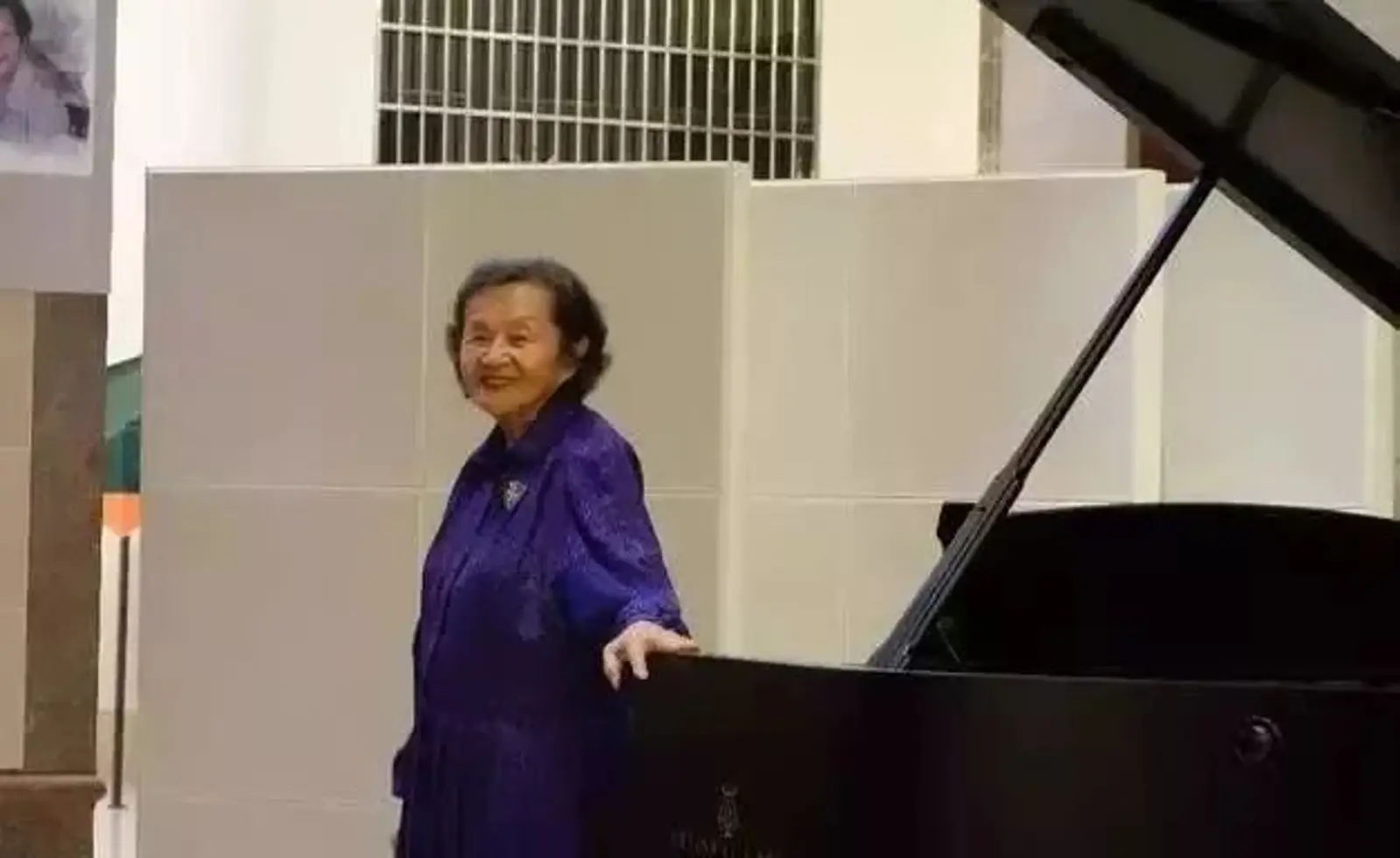 给《梁祝》弹钢琴的那个老太太,从我们身边走了……