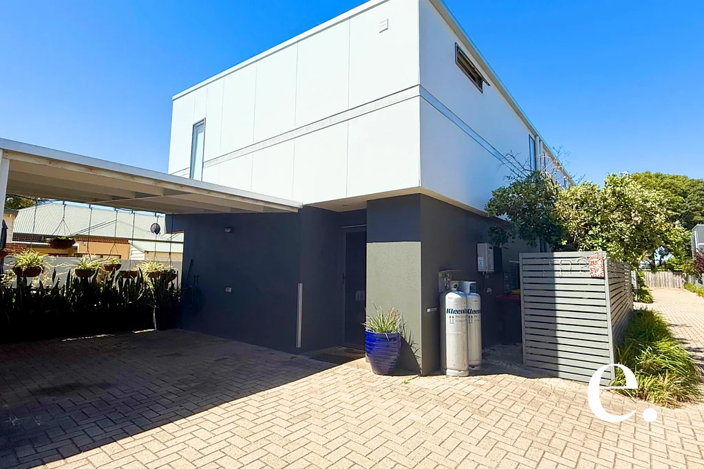 IMMACULATE LOCK AND LEAVE APARTMENT!