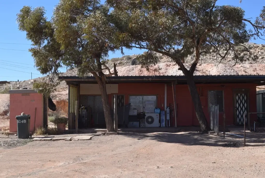Coober Pedy 3ਬੈੱਡਰੂਮ Three-bedroom semi dugout tucked into the hillside, near centre of main street