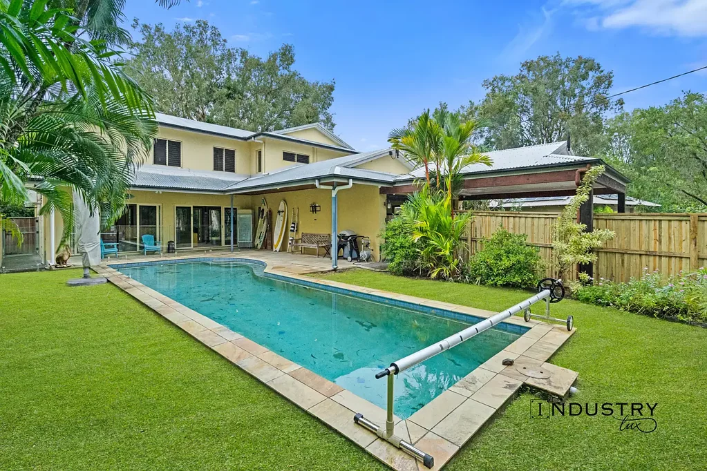 Holloways Beach 4房  Beachfront Family Living with Space, Privacy and Ocean Breezes
