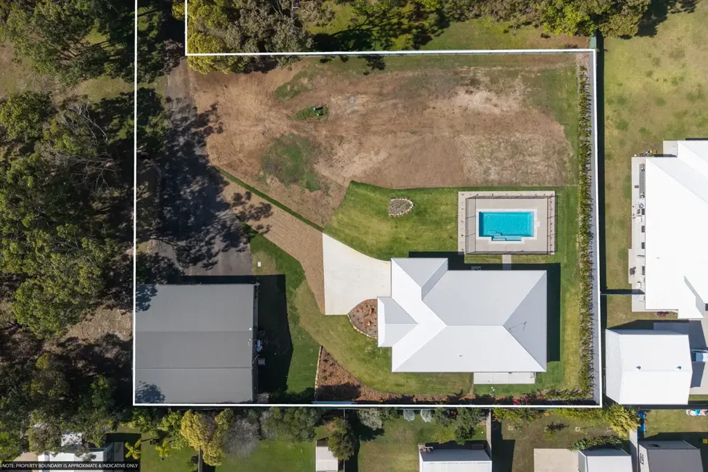 Urangan 4部屋 1 ACRE IN TOWN - MASSIVE SHEDDING - BRAND NEW HOME- POOL
